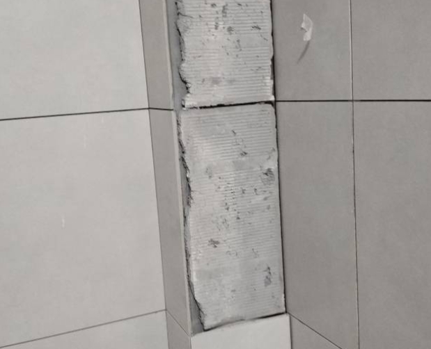 阿勒泰地瓷砖空鼓维修公司分享下瓷砖施工前基层浇水润湿程度不足，可能导致以下问题